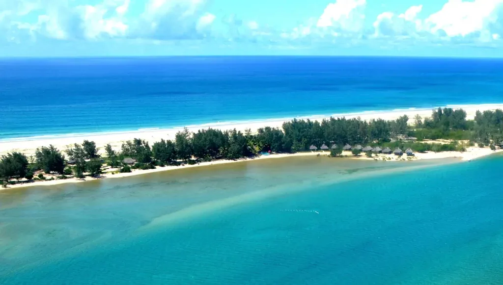 Croaziere Pomene Mozambic - port pitoresc cu ape turcoaz mangrove