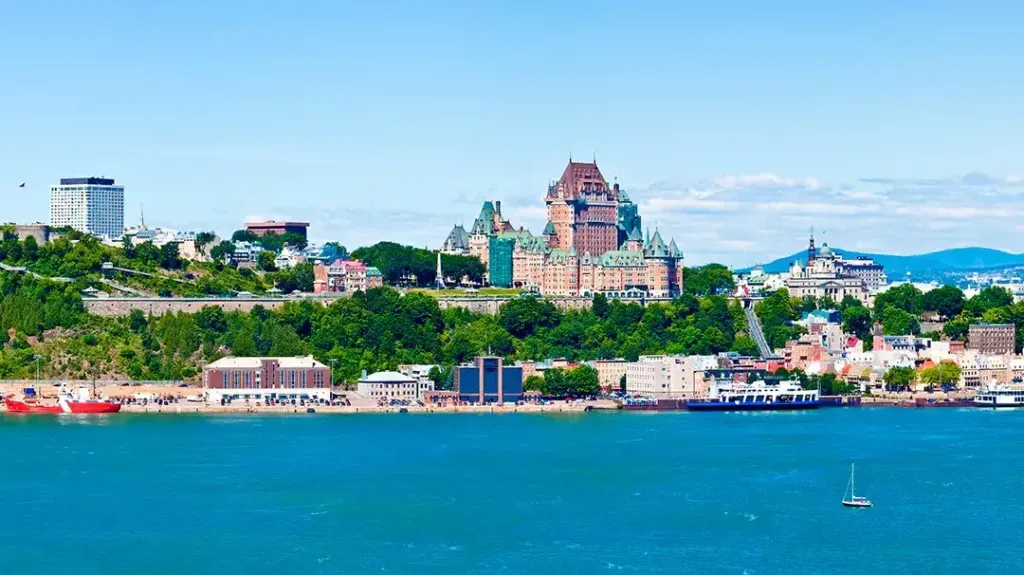 Croaziere Quebec Canada - Chateau Frontenac orasul vechi UNESCO malul raului