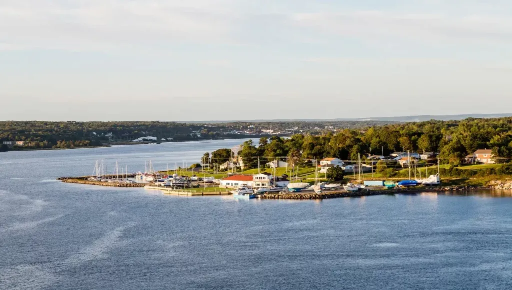 Croaziere Sydney Canada Nova Scotia - port atlantic cu apa albastra