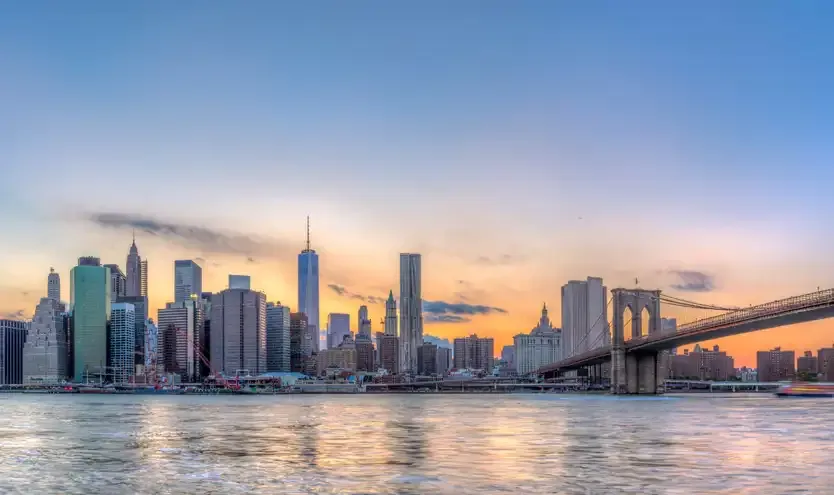 Croaziere New York USA - Manhattan skyline Brooklyn Bridge apus de soare