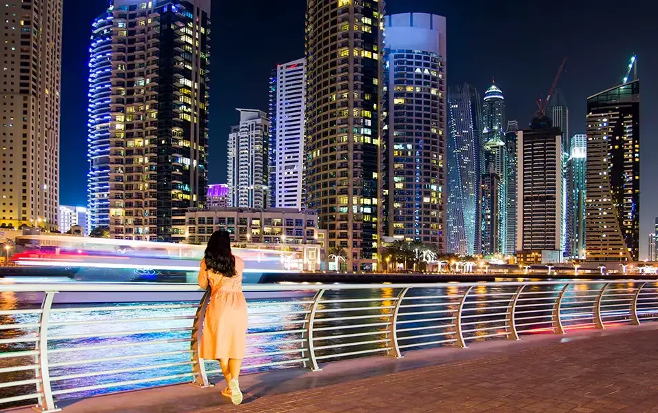 Croaziere Dubai - skyline nocturn cu zgarie-nori si Marina Dubai