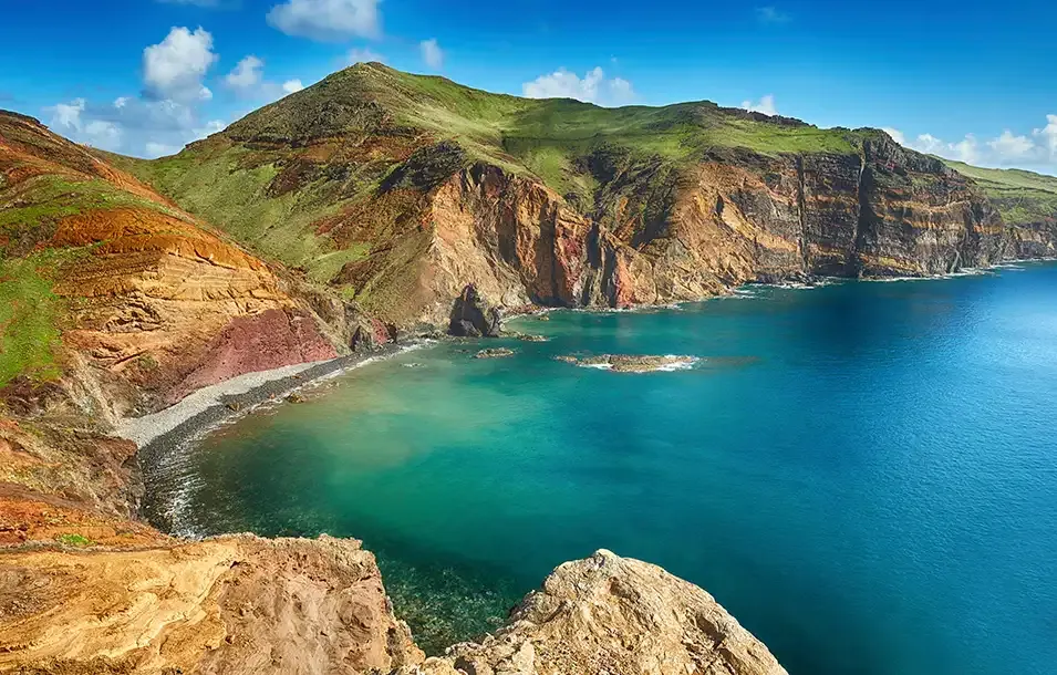 Croaziere Madeira Portugalia - costa inalta cu ocean albastru